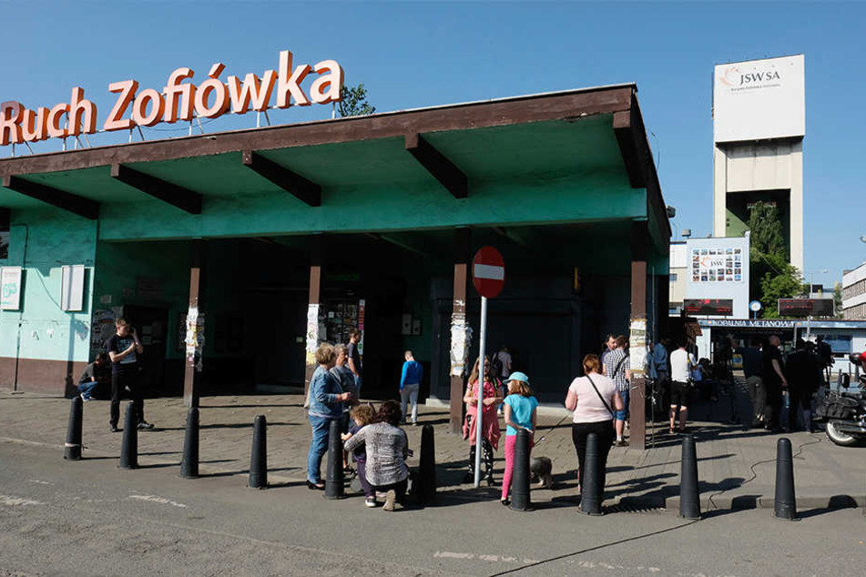 Vor dem Kohlebergwerk Zofiowka warten nach der schweren Erschütterung Familien auf Nachrichten über ihre Angehörigen.