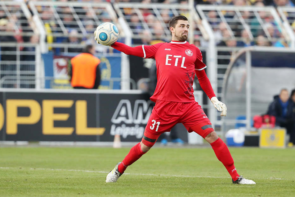 Das dürfte ihn ganz schön gewurmt haben: Lok-Torwart Benny Kirsten sorgte mit einem Eigentor für das 2:4.