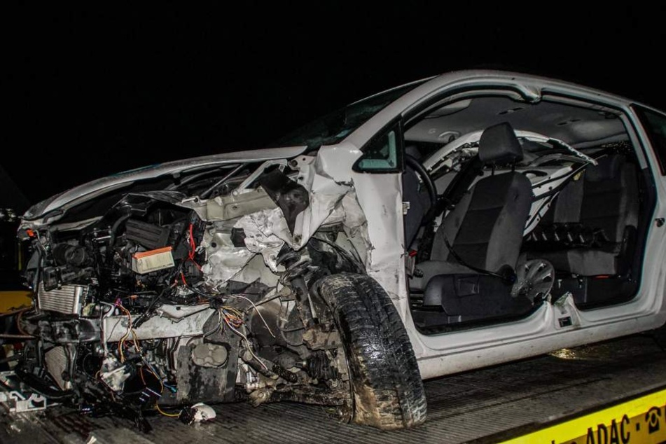 Der Aufprall führte dazu, dass der Fahrer komplett in dem Fahrzeug eingeklemmt wurde.