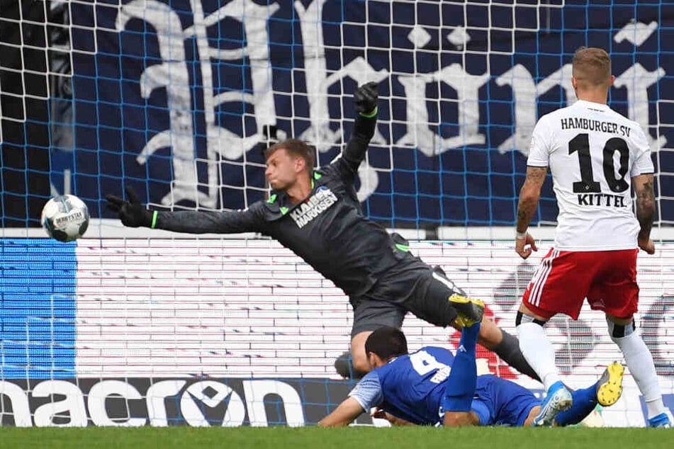 Sonny Kittel erzielt mit einem Schuss aus wenigen Metern das 2:0. Den Karlsruhern blieb nur das Nachsehen.