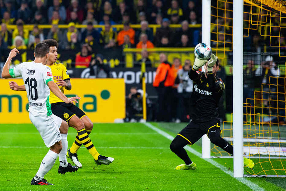 BVB-Keeper Roman Bürki (r.) pariert den Volleyschuss von Stefan Lainer (l.) aus Nahdistanz klasse.