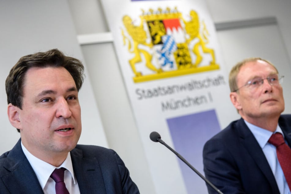 Georg Eisenreich (CSU, l), Justizminister von Bayern, spricht auf einer Pressekonferenz der Staatsanwaltschaft München I zu zehn Jahren Schwerpunktstaatsanwaltschaft Doping neben Hans Kornprobst, Oberstaatsanwalt.