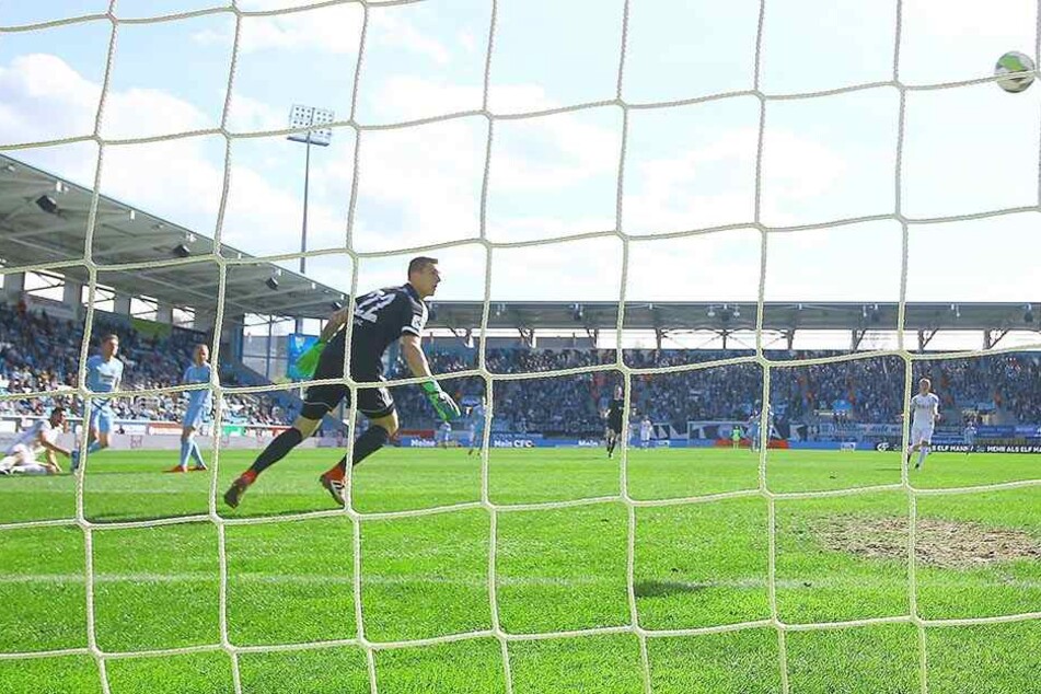 Luka Tankulic (l., am Boden) überwindet CFC-Keeper Kevin Kunz. Das 2:1 für Meppen kurz vors Schluss war die Entscheidung.