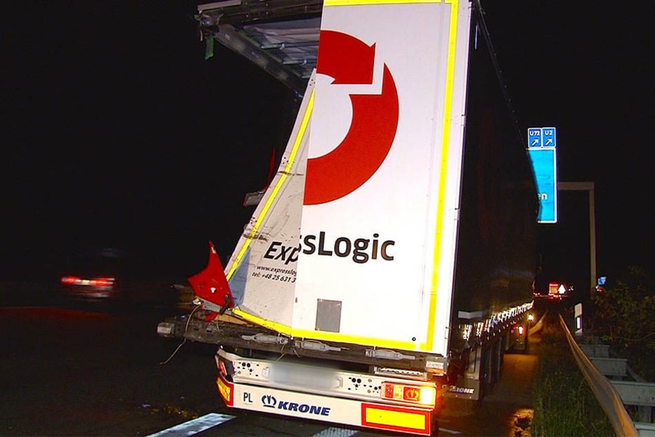 Der mit Gewürzgurken beladene Lkw wurde auf der linken Seite aufgeschlitzt.
