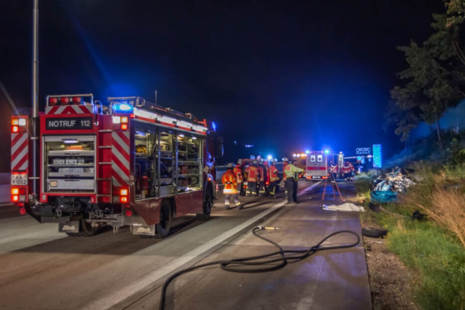 Einsatzkräfte in der Nacht an der Unfallstelle.