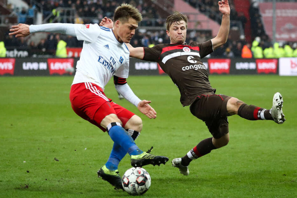 Im Derby ließ Hamburgs Gotuko Sakai (links) Gegenspieler Richard Neudecker ins Leere grätschen.