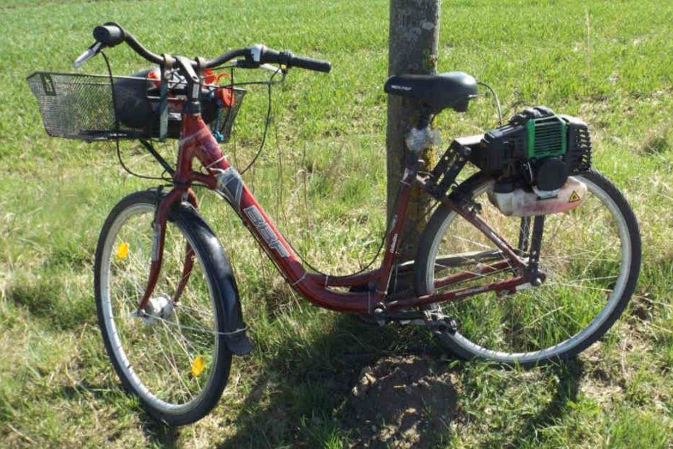 Der Mann hatte einfach einen Rasenmähermotor an das Fahrrad montiert.