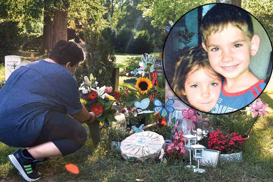 „Der Himmel ist um zwei Sternlein reicher“: Madlen B. (40) aus Dresden trauert am Grab ihrer Kinder auf dem Annenfriedhof.