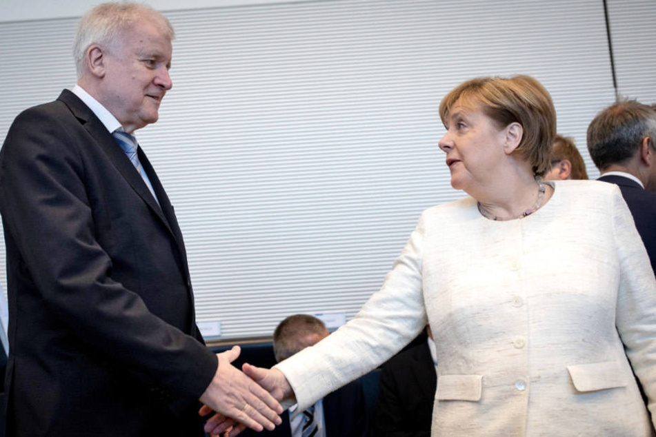 Horst Seehofer (CSU) und Angela Merkel (CDU) einigten sich am Montag auf Transitzentren.