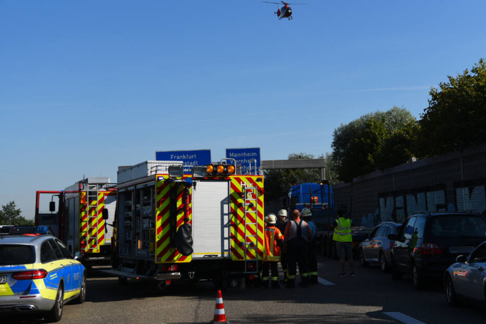 Einsatzfahrzeuge auf der Autobahn 5.