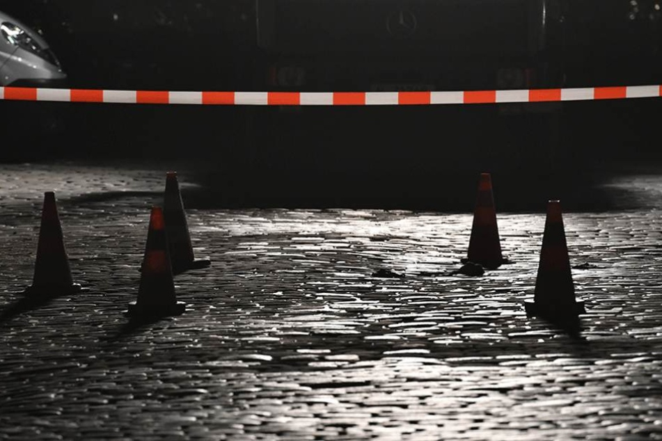 Ein Absperrband der Polizei markiert in der Charlottenstraße in Berlin den Bereich eines Tatortes.