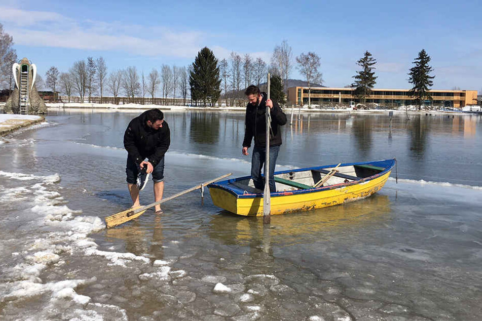 Die "Eisbrecher" von Großschönau: Gastrochef Silvio Weisheit (43, r.) und Chefkoch Marcel Müller (28) vom Trixi-Ferienpark schlugen sich den Rettungsweg frei.