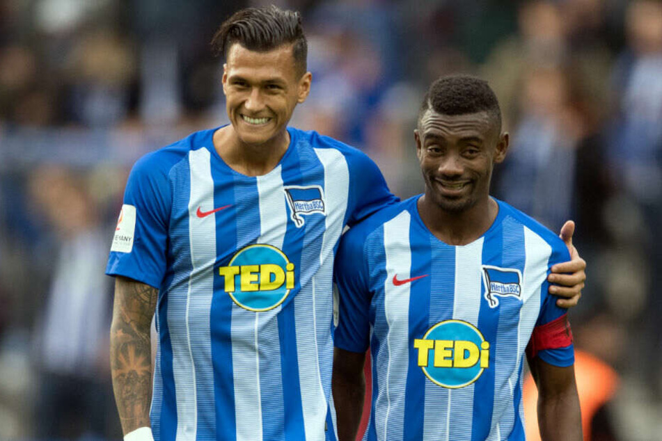 Davie Selke und Salomon Kalou nach dem Spiel gegen Borussia Mönchengladbach.