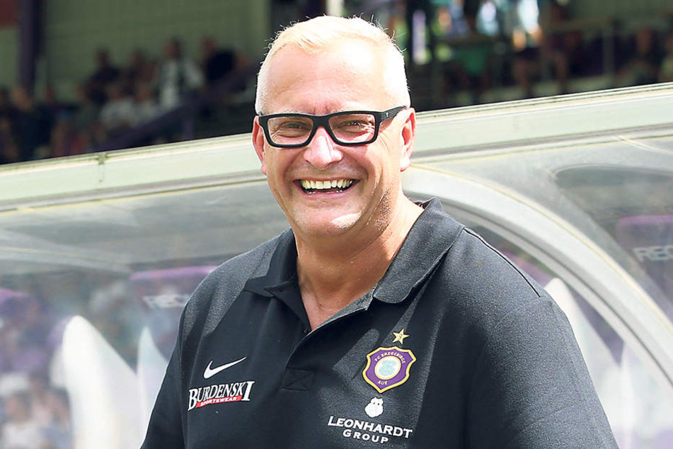 Trägt Geschäftsführer Michael Voigt schon das Begrüßungspräsent für den neuen Auer Trainer unterm Arm?