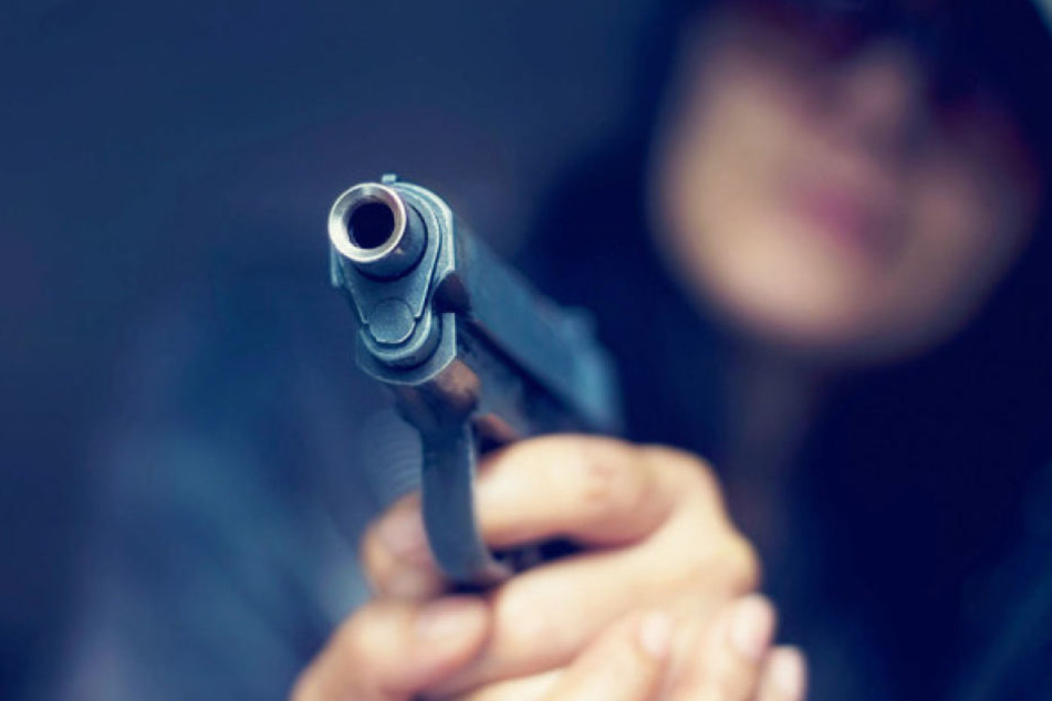 Mit vorgehaltener Schusswaffe drängte der Räuber die Verkäuferinnen in den Supermarkt zurück. (Symbolbild)