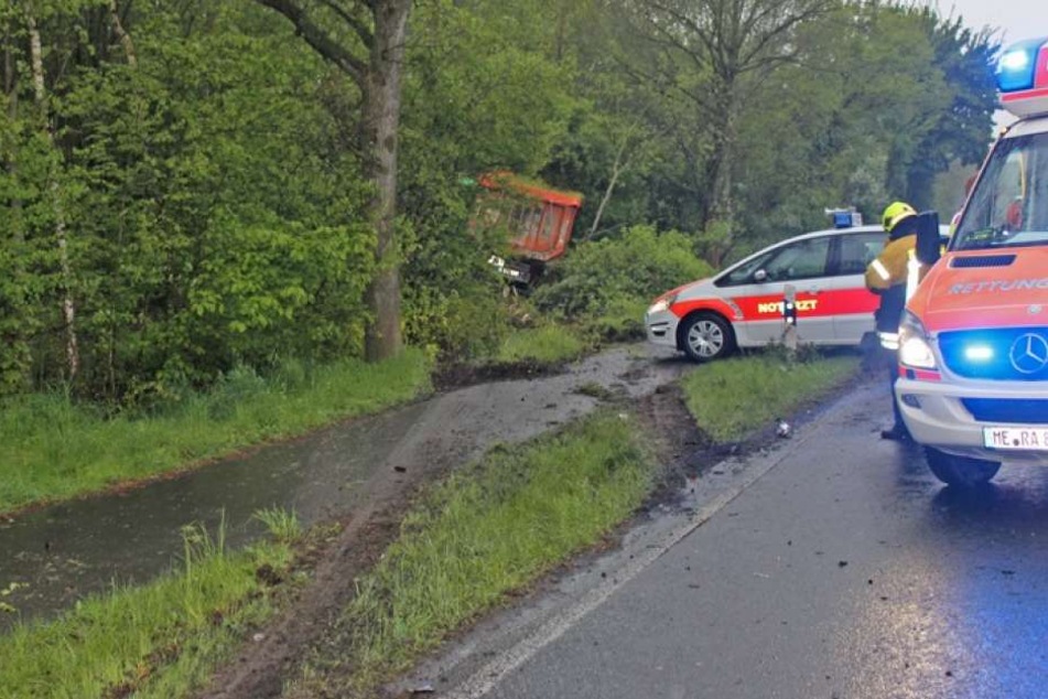 Der 40-Tonner kam nach dem Crash ebenfalls von der Straße ab und landete im Dickicht.