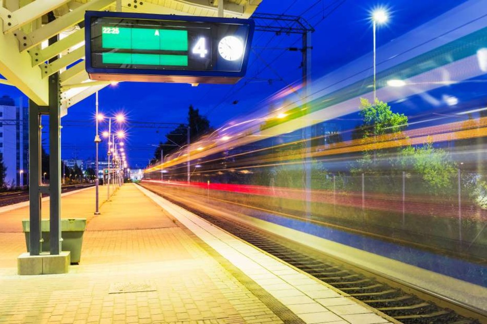 Fahrgäste der Deutschen Bahn warten stundenlang auf den Zug nach Düsseldorf (Symbolbild).