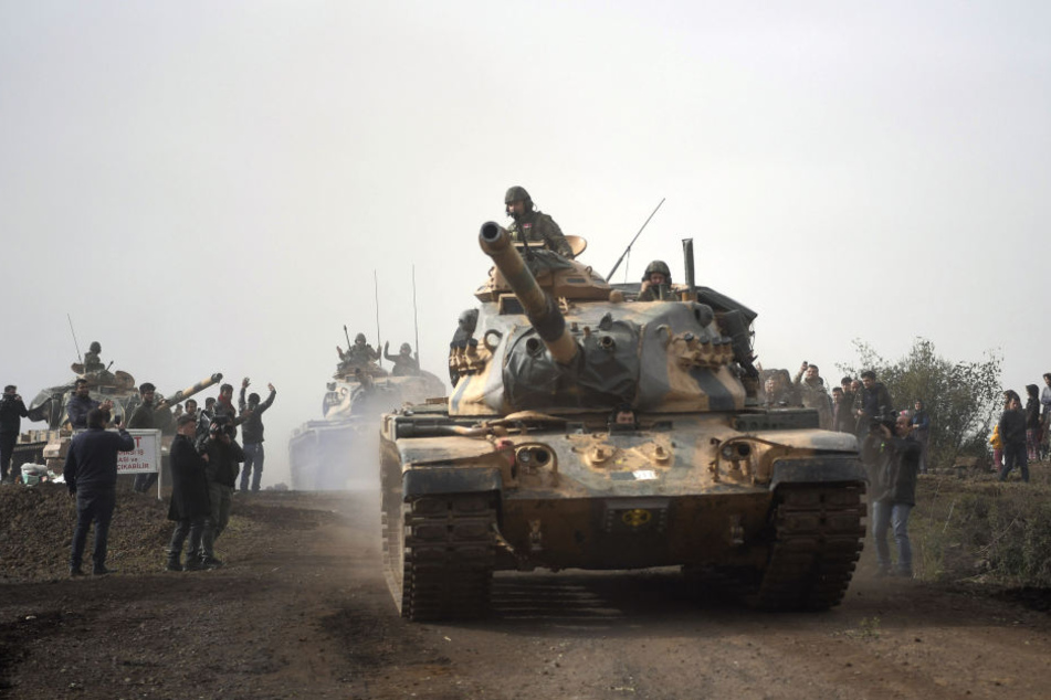 Ein türkische Panzer beim Vormarsch.