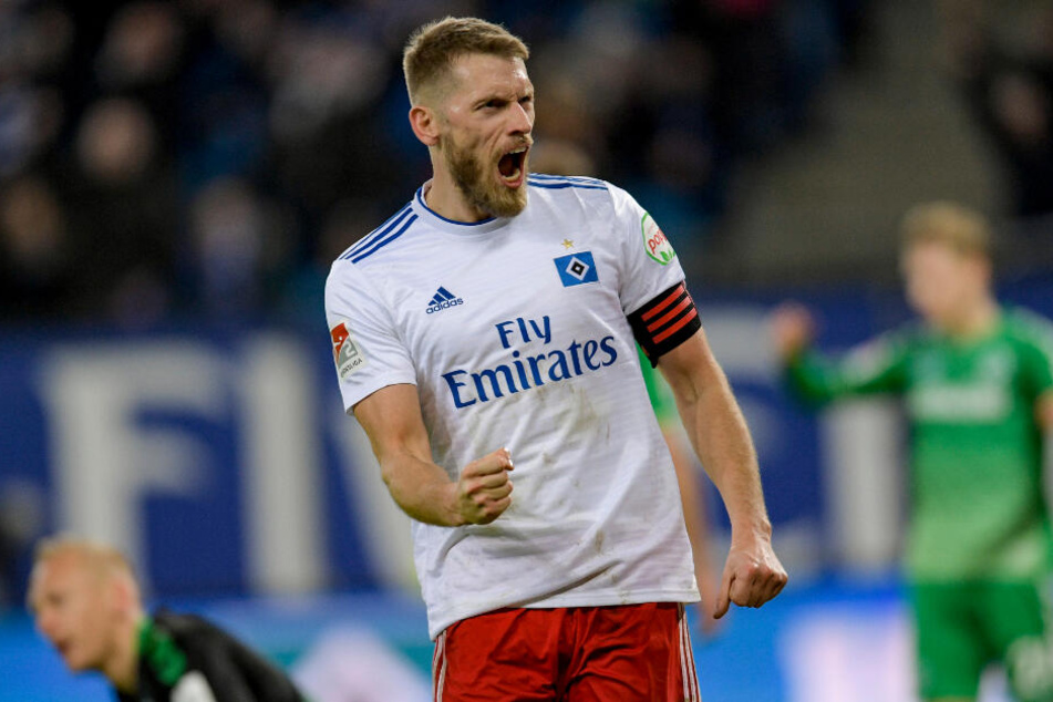 Kapitän Aaron Hunt jubelt über seinen Treffer.
