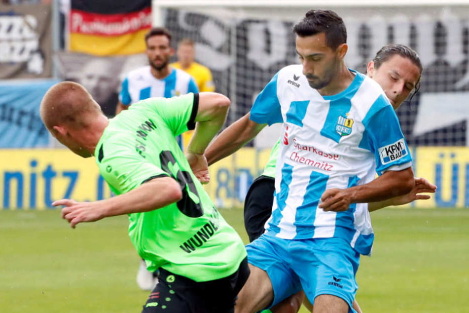 Rafael Garcia (r.) beim Heimspiel gegen Fürstenwalde im Zweikampf mit Ingo Wunderlich.