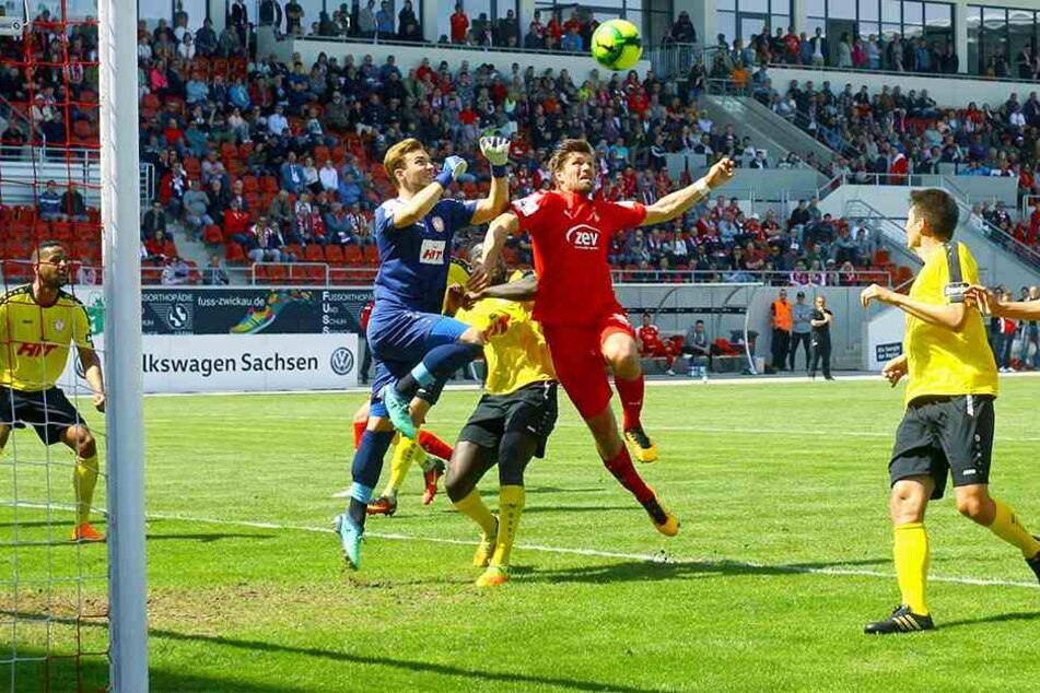 Ronny König (r., hier in der Vorsaison gegen Fortunas Ex-Keeper Tim Boss) wird am heutigen Samstag in Köln im Sturm nicht allein auf sich gestellt sein.