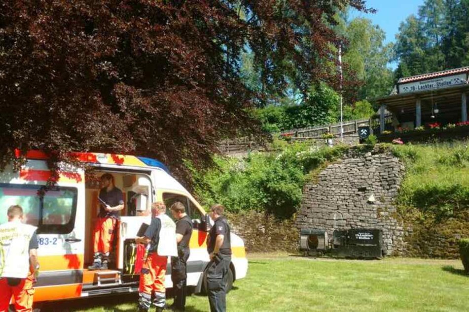 Bei dem Unglück waren am Dienstag vier Grundschüler einen Abhang hinuntergestürzt. Eine Zehnjährige wurde lebensgefährlich verletzt, könnte Folgeschäden davontragen.