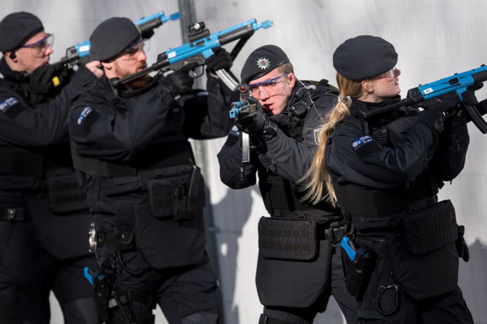 Die Polizei in NRW soll möglicherweise künftig robuster auftreten. (Symbolbild)