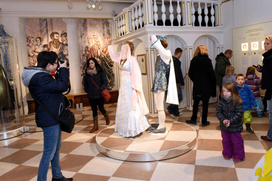 Gehören in Tschechien schon zum Nationalen Kulturgut: Die 40 Original-Kostüme
aus dem deutsch-tschechoslowakischen Märchenfilm von 1973 sind die Stars der
Ausstellung.