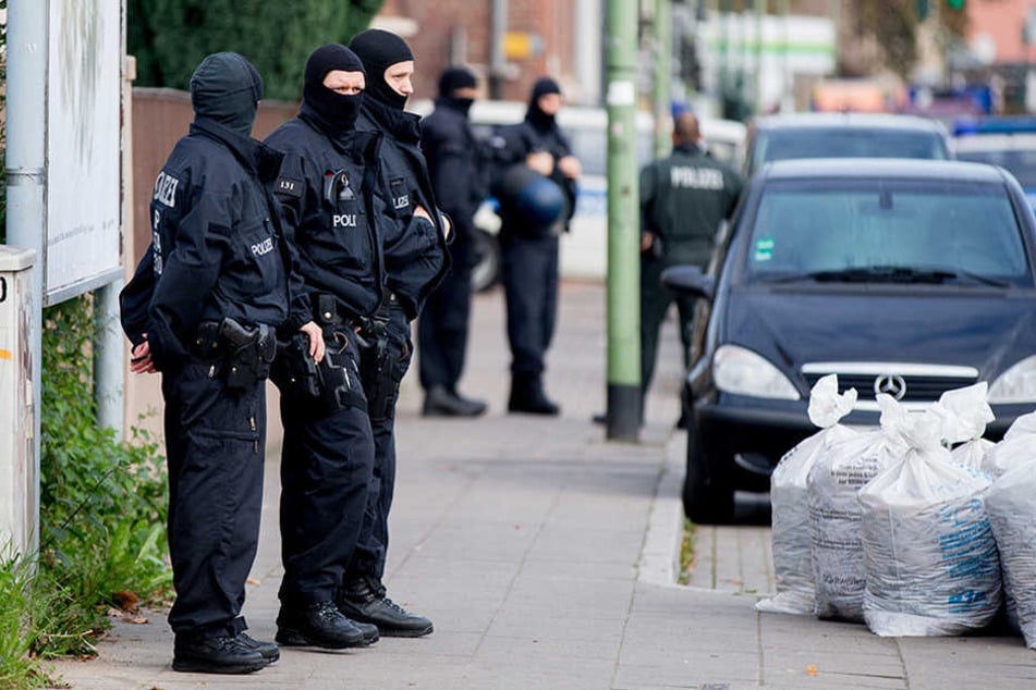 Gegen 4 Uhr stürmte die Bundespolizei das Grundstück in Rostock. (Symbolbild)