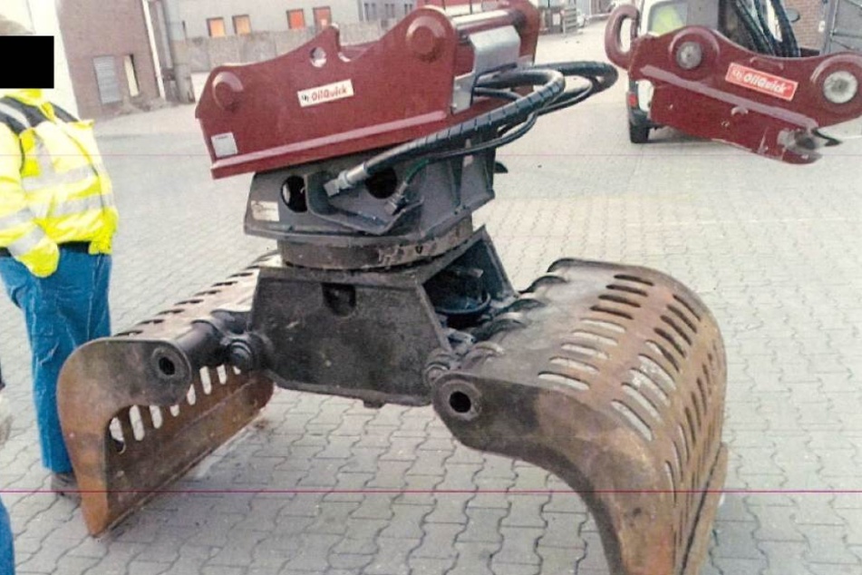 Die vier Hydraulikteile (u.a. Sortiergreifer) wiegen ein bis zwei Tonnen.