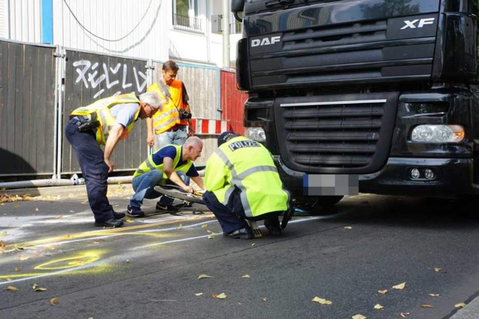 Polizisten bei der Unfallaufnahme.