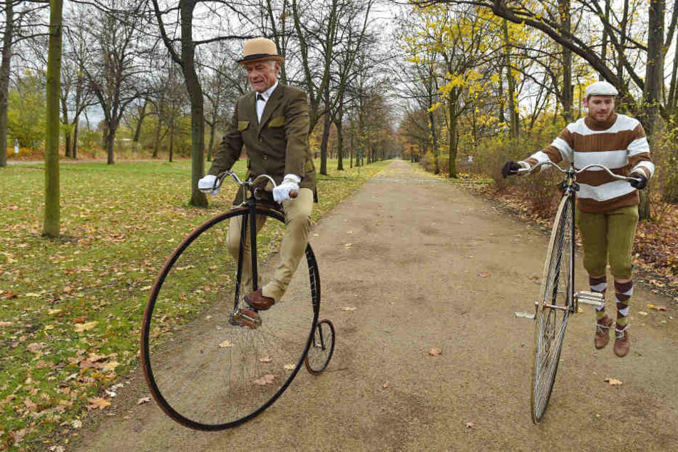 Mit seinem historischen Hochrad posiert Helmut Arnold (69) an der Herkulesallee im Großen Garten vor Sachsens ältestem Radweg.