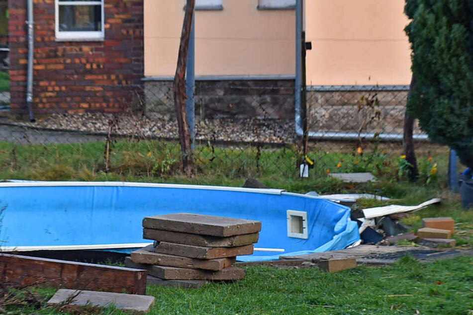 In dieses Schwimmbecken brach das Pferd ein - weil es Durst hatte.