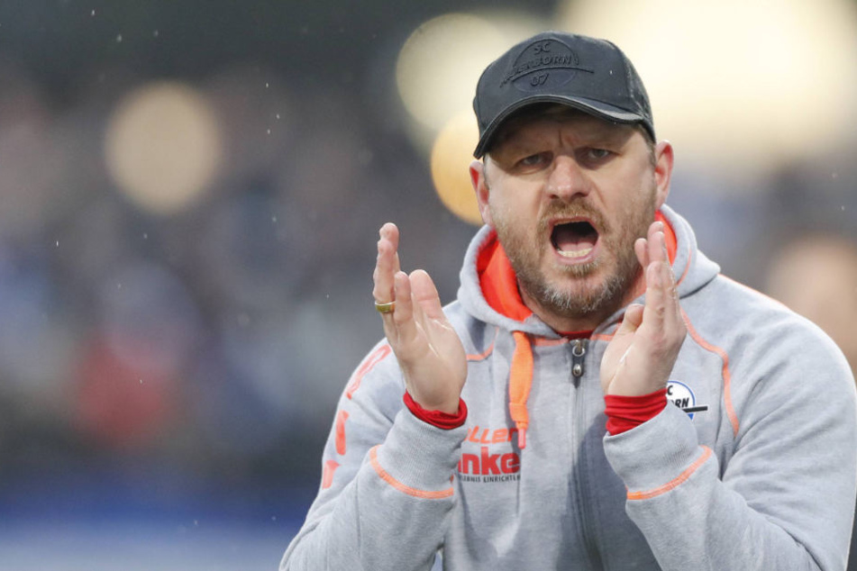 Während des Spiels versuchte Steffen Baumgart (46) seine Mannschaft nach vorne zu peitschen.