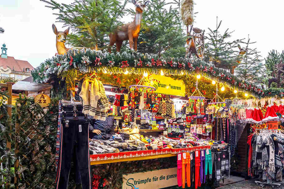 Suchte der Einbrecher (18) etwa Sparstrümpfe? In diesen Stand auf dem Striezelmarkt brach der Ganove ein.