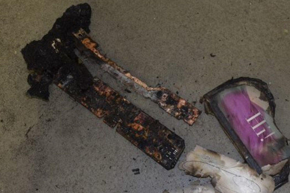 Die Feuerwehr fand nach dem Löschen des Brandes einen Vibrator, eine Powerbank und eine verkohlte Bedienungsanleitung.