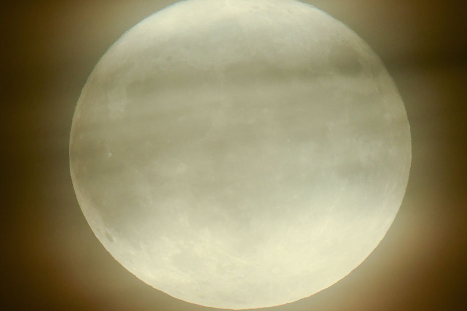 Der Vollmond kommt Anfang Dezember auf seiner Umlaufbahn der Erde besonders nah und erscheint dadurch viel größer als sonst.