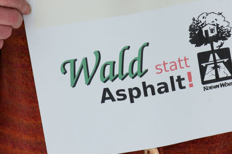 Drei Autobahn-Gegner werden im Elsaß durch Polizisten von Bäumen geholt und festgenommen. (Symbolbild)
