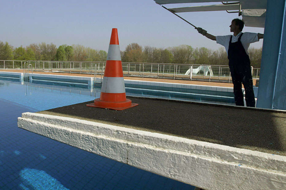 Stand Sprungwütige zu erleben, tummelt sich allenfalls der zuständige Hausmeister im Freibad herum. (Symbolbild)