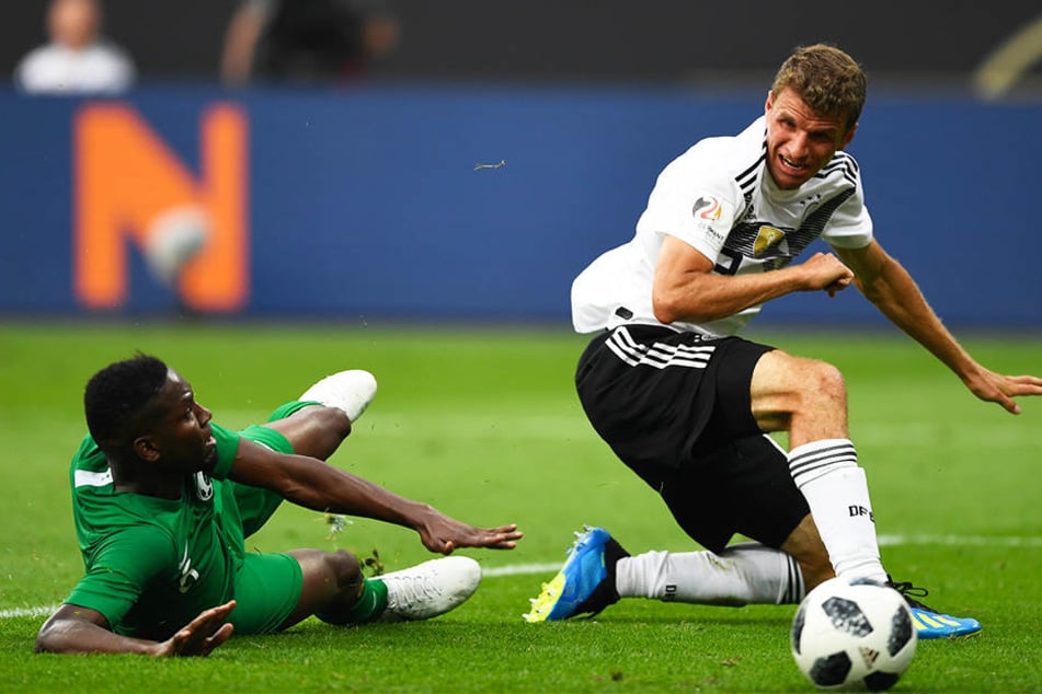 Das 2:0 kurz vor der Pause: Thomas Müller (r.) irritiert seinen Gegenspieler Omar Hawsawi, der den Ball dadurch ins eigene Tor lenkte.