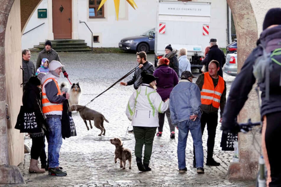 Zahlreiche Besucher standen in einem leeren Schloss-Innenhof, der Markt fiel aus.