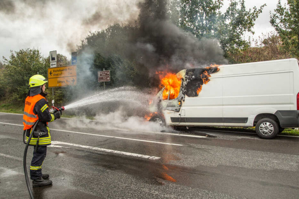 Die Feuerwehr konnte ein Ausbrennen des Fahrerhauses nicht verhindern.