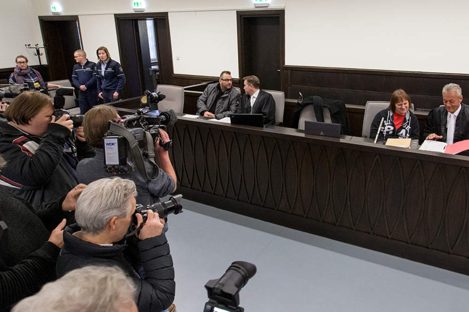Die beiden Angeklagten sitzen mit ihren Verteidigern im Gerichtssaal.