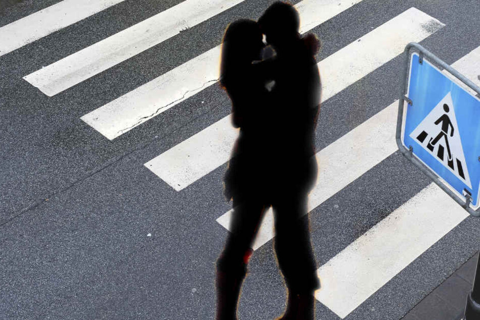 Während das Paar sich auf dem Zebrastreifen küsste, raste ein Auto in sie. (Symbolbild)