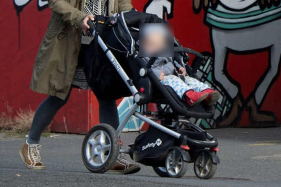 Eine 19-Jährige muss wegen Kindesentziehung für fast drei Jahre hinter Gittern. (Symbolbild)