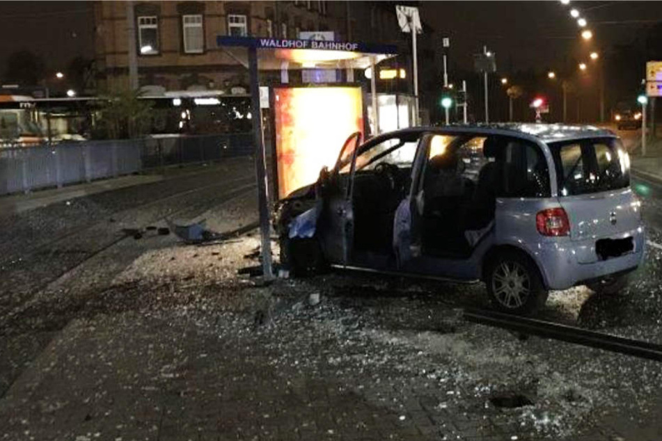 Der Wagen rammte die hell erleuchtete Haltestelle gegen 05.15 Uhr.