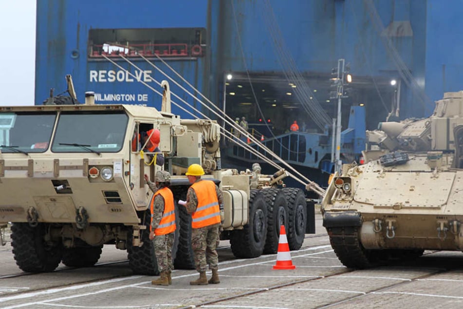Fahrzeuge des US-Militärs werden vom US-Frachter "Resolve" in Bremerhaven entladen.