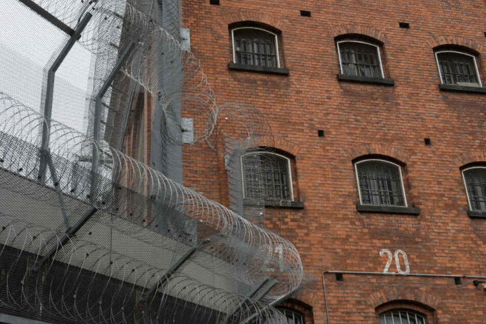Ein videoüberwachter Innenhof in der JVA Moabit in Berlin.