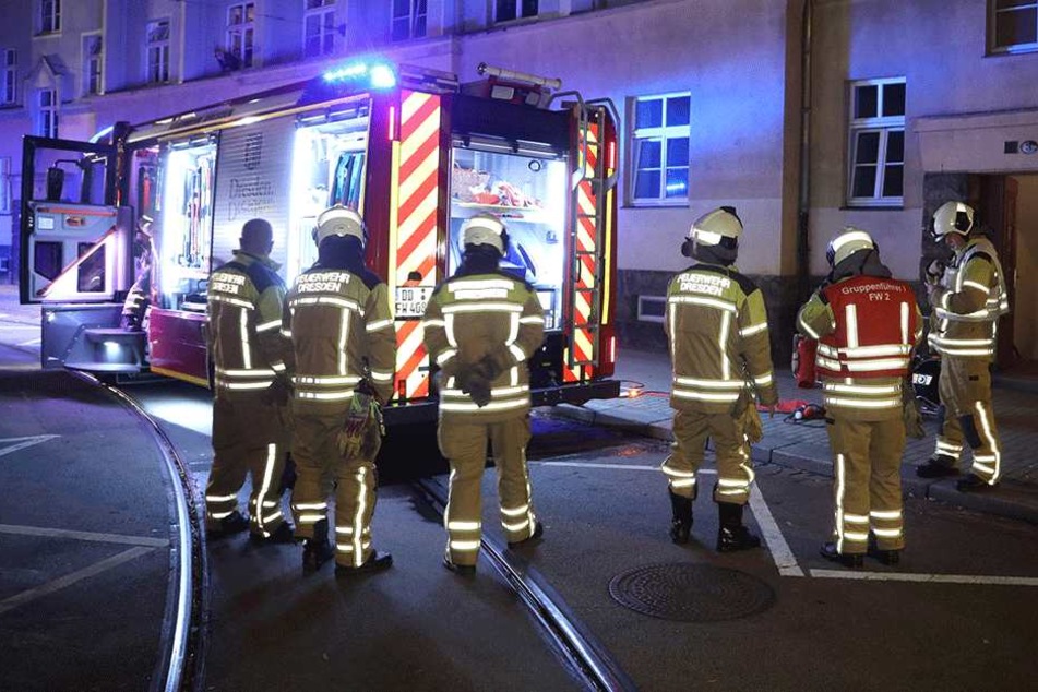 Zahlreiche Feuerwehrleute sind vor Ort im Einsatz.