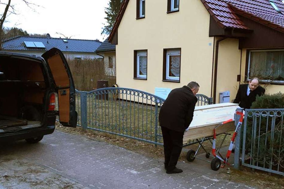 Ein Sarg mit der Leiche der Großmutter des Angeklagten wird aus dem Haus gerollt.